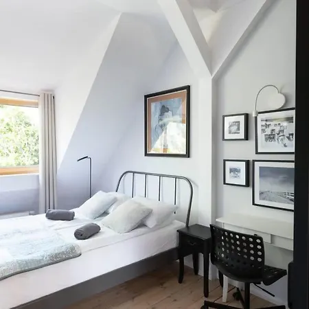 Jasny Z Balkonem Blisko Plazy W Spokojnej Okolicy By Renters *