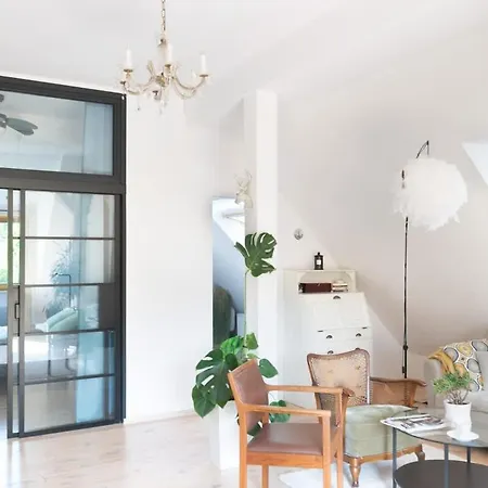 Jasny Z Balkonem Blisko Plazy W Spokojnej Okolicy By Renters