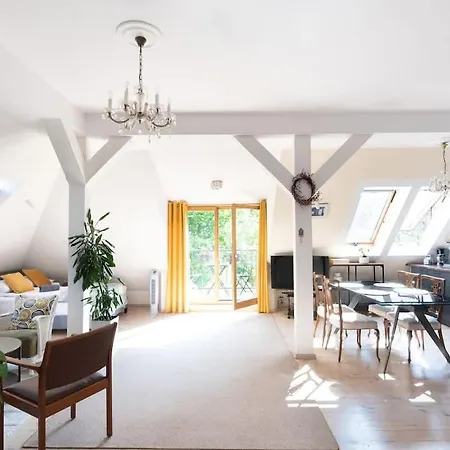 Jasny Z Balkonem Blisko Plazy W Spokojnej Okolicy By Renters Apartment