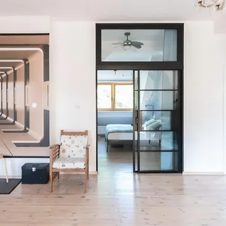 Jasny Z Balkonem Blisko Plazy W Spokojnej Okolicy By Renters