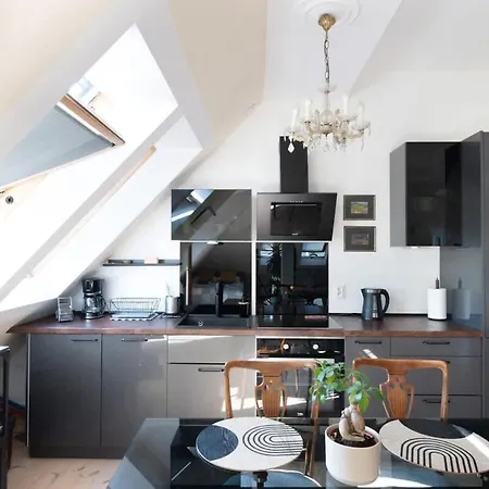 Jasny Z Balkonem Blisko Plazy W Spokojnej Okolicy By Renters Apartment