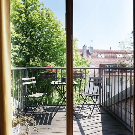 Jasny Z Balkonem Blisko Plazy W Spokojnej Okolicy By Renters Apartment