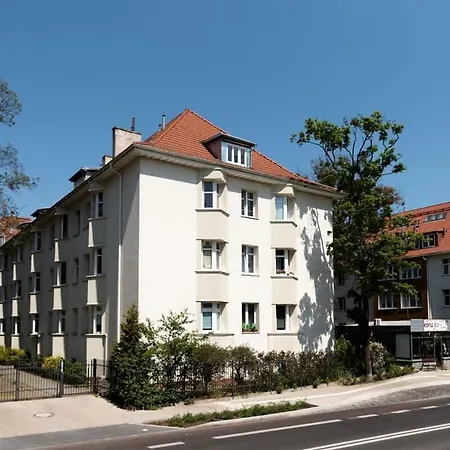 Jasny Z Balkonem Blisko Plazy W Spokojnej Okolicy By Renters *